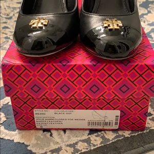 Tory Burch Jolie Wedge 85mm black & patent leather